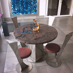 Nerezový stôl s kameňom - futuristický dizajn - luxusný nábytok