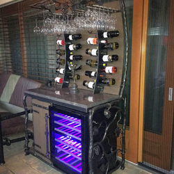 Luxus Weinregal mit Kühlschrank im schmiedeeisernen Anfertigung - moderne Möbel für Bars und Weinstuben