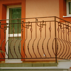Schmiedeeiserne Blumentopfhalter (für die Balkons) Schmiedeeiserne Blumentopfhalter (für die Balkons)