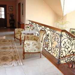 Rustikální kované zábradlí v interiéru rodinného sídla