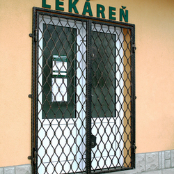 Kované mříže Vlny na dveřích lékárny v Levoči