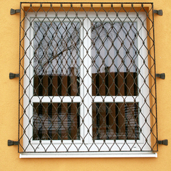Schmiedeeiserne Gitter in Form von Wellen für Fenster, hergestellt in UKOVMI