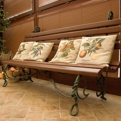 Výjimečná kovaná lavička na terase u bazénu - kovaný nábytek