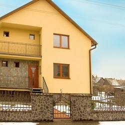 Einfache geschmiedete Umzäunung eines Einfamilienhauses – geschmiedetes Tor, Zaun und Außengeländer 