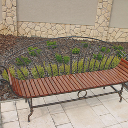 Kovaná zahradní lavička s dřevem pro vytvoření pohody