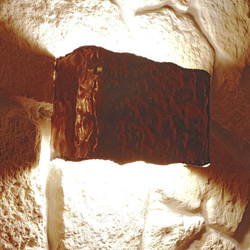 Wandlampe aus getriebenem Kupfer im historischen Stil für Weinkeller einer Familienvilla