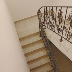 Kované zábradlí na schodech do suterénu - interiérové ​​zábradlí