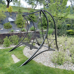 Gartenschaukel in schmiedeeiserner Ausfhrung im Garten eines Einfamilienhauses  geschmiedete Schaukel