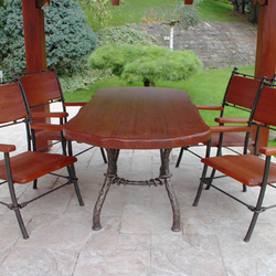 Exklusiver Gartensitz - geschmiedeter Tisch und Stühle mit Holz