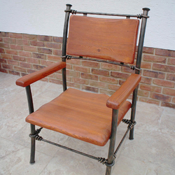 Pohodlná ručně kovaná židle s dřevem do exteriéru