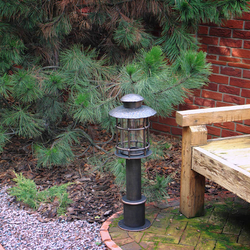 Geschmiedete Ständelampe im Garten eines Einfamilienhauses