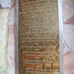 Pozlacená pamětní tabule s nerezovým rámem na hoře Butkov