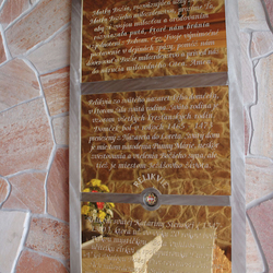 Pozlacená tabule s modlitbou v rámu z broušeného nerezu na poutním místě - Butkov