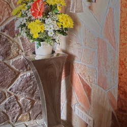 Nerezový kvetináč v kaplnke - moderný držiak kvetov z nerezu