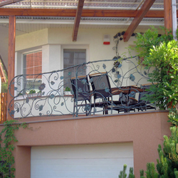 Výjimečné kované zábradlí na terase s přírodním motivem
