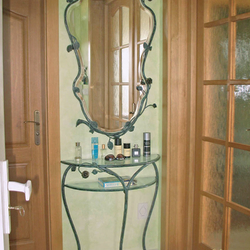 Rustikaler Kosmetiktisch mit einem Spiegel - luxuriöse Einrichtung
