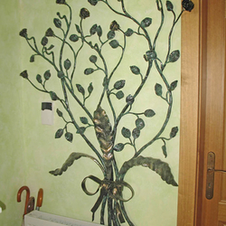 Umelecká vešiaková stena v tvare kytice ruží - exkluzívny nábytok