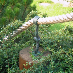 Ručně kovaný držák lana v zahradě rodinného domu