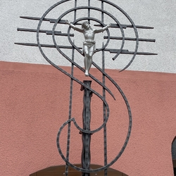 Kreuz auf einem geschmiedeten Gitter an einer Tür in einer historischen