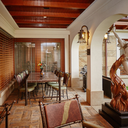 Mobilier de terrasse de luxe dans le style historique  table et chaises forges combines avec du cuir et clairage de jardin