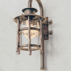 Exteriérová boční lampa BABIČKA - luxusní nástěnné svítidlo s venkovským designem pro výjimečné osvětlení chalupy, restaurace ...