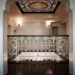 Luxusní kované zábradlí s dřevěným madlem na galerii rodinného domu