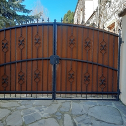 Kovaná brána s korténovým plechem vyrobená pro historickou budovu v centru Prešova