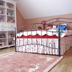Hochwertiges romantisches Bett gefertigt für das Kinderzimmer – romantisches Möbel