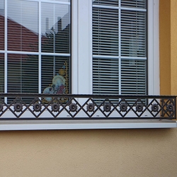Kovaná okenní zábrana na květináče - kovaný držák květin