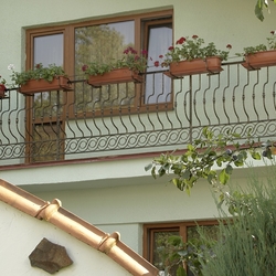 Balkonové kované zábradlí s držáky květináčů