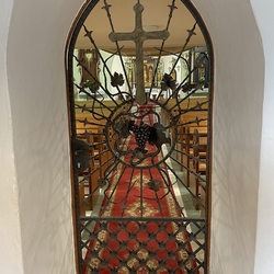 Kované mříže s křížem a révou v kostele v Krásné Louce