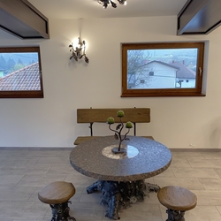 Umleck design - kovan svtidla, zahradn nbytek a svcen s lesnm motivem