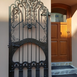 Repas historické mříže na dveřích historické budovy v centru Prešova