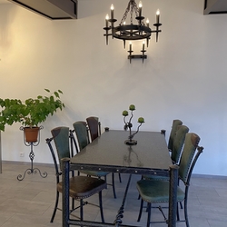 Historický interiérový design - svítidla, luxusní stůl a židle, svícen
