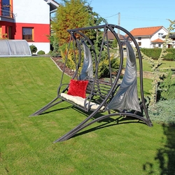 Kovaná houpačka s nádechem futurismu - moderní zahradní houpačka