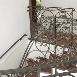 Kované zábradlí a madlo na schodech v interiéru rodinného domu - kvalitní zábradlí