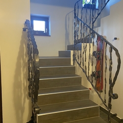 Interiérové zábradlie vzor CRAZY na schodoch viacbytového domu