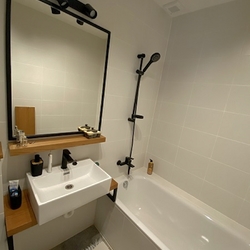 Kované zrcadlo a polička kov/dřevo vyrobené do koupelny