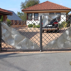 Moderne Toranlage aus der Kombination Edelstahl – Schmiedeeisen Moderne Toranlage aus der Kombination Edelstahl – Schmiedeeisen