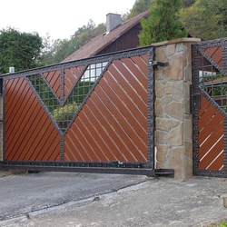 Kovaná brána - dřevo - kov, souhra materiálů