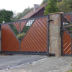 Tor aus Schmiedeeisen und Holz – Harmonie der Materialien – exklusives Tor und Zaun Tor aus Schmiedeeisen und Holz – Harmonie der Materialien – exklusives Tor und Zaun