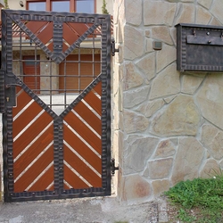 Tor aus Schmiedeeisen und Holz – Harmonie der Materialien – außergewöhnliches Gartentor Tor aus Schmiedeeisen und Holz – Harmonie der Materialien – außergewöhnliches Gartentor