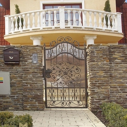 Zdobená kovaná brána