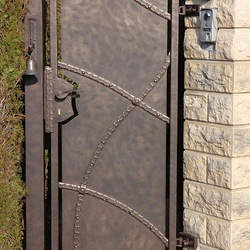 Portillon plein en fer forg. Œuvre artisanal fait sur-mesure. Acier martel. Effet patine à l'ancienne.