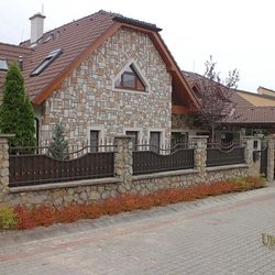 Schmiedeeiserner Zaun mit geschlossener Blechfüllung Schmiedeeiserner Zaun mit geschlossener Blechfüllung