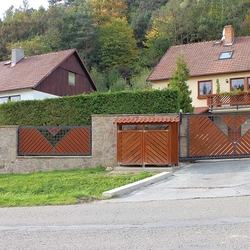 Tor aus Schmiedeeisen und Holz – Harmonie der Materialien – modernes Tor und Zaun an einem Einfamilienhaus Tor aus Schmiedeeisen und Holz – Harmonie der Materialien – modernes Tor und Zaun an einem Einfamilienhaus