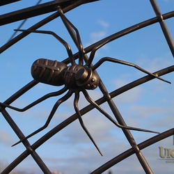 Handgeschmiedete Spinne an einem außergewöhnlichen Tor – kunstvolles Tor hergestellt von Kunstschmieden im UKOVMI Handgeschmiedete Spinne an einem außergewöhnlichen Tor – kunstvolles Tor hergestellt von Kunstschmieden im UKOVMI
