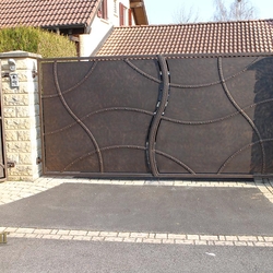 Plná kovaná brána vyrobena k rodinné chatě ve Švýcarsku - soukromí uměním - exkluzivní moderní brána