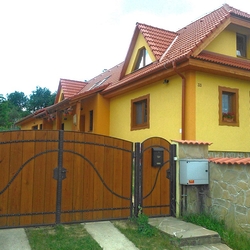 Tor aus Schmiedeeisen und Holz – Harmonie der Materialien – massives Tor an einem Einfamilienhaus Tor aus Schmiedeeisen und Holz – Harmonie der Materialien – massives Tor an einem Einfamilienhaus