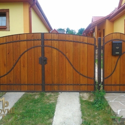 Tor aus Schmiedeeisen und Holz – Harmonie der Materialien – exklusives, massives Tor Tor aus Schmiedeeisen und Holz – Harmonie der Materialien – exklusives, massives Tor